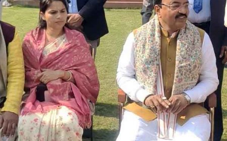 भाजपा में शामिल होने के सवाल पर दिया ये जवाब: सपा से निष्कासित विधायक पूजा ने छुए डिप्टी सीएम केशव के पैर