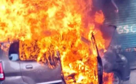 ताबड़तोड़ धमाके; भीषण लपटें उठती देख सहमे लोग- फॉग लाइट में शॉर्ट सर्किट से कार में लगी आग