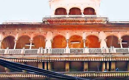 मथुरा के बांके बिहारी मंदिर में महिला से बदसलूकी, दो सिपाही समेत 6 पर एफआईआर दर्ज