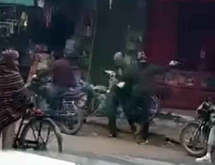 बोरे में भर लिया सोना-चांदी और 5 लाख रुपये, गांव वालों ने बदमाशों को दौड़ाकर पकड़ा