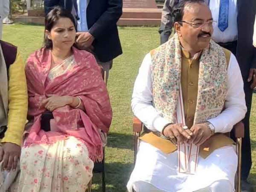 भाजपा में शामिल होने के सवाल पर दिया ये जवाब: सपा से निष्कासित विधायक पूजा ने छुए डिप्टी सीएम केशव के पैर