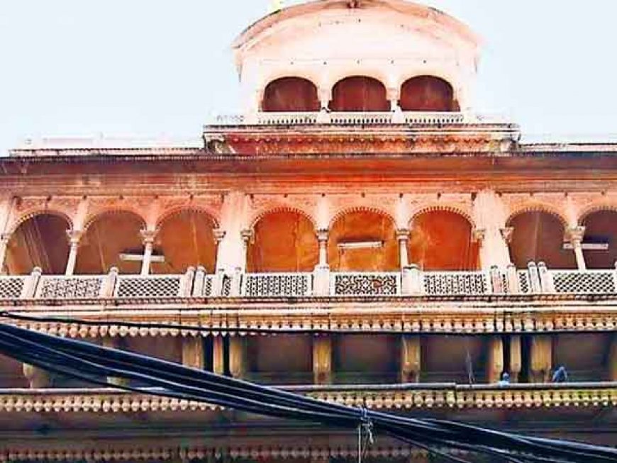 मथुरा के बांके बिहारी मंदिर में महिला से बदसलूकी, दो सिपाही समेत 6 पर एफआईआर दर्ज