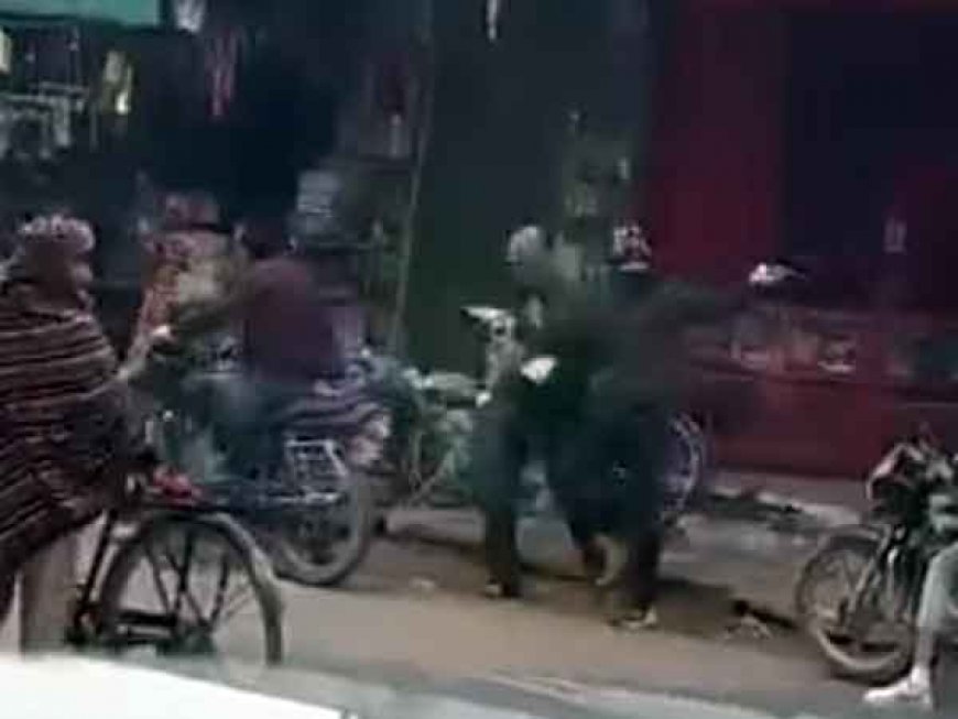 बोरे में भर लिया सोना-चांदी और 5 लाख रुपये, गांव वालों ने बदमाशों को दौड़ाकर पकड़ा