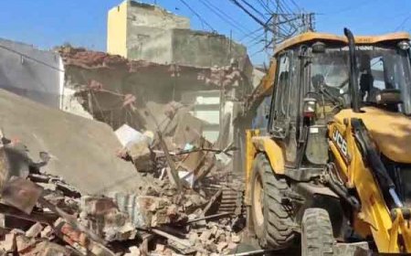 उप्र के संभल में अवैध अतिक्रमण पर प्रशासन सख्त, बुलडोजर के बाद अब अवैध निर्माण पर लाखों का जुर्माना