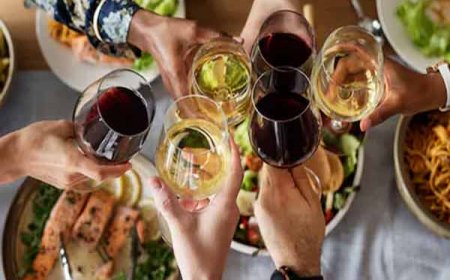 जानिए क्या कहते है एक्सपर्ट: खाली पेट ड्रिंक करना ज्यादा बेहतर या भोजन के बाद पीना?