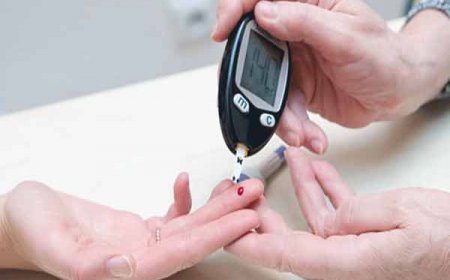 इन आदतों से कम होने के बज़ाय बढ़ सकता है शुगर लेवल
