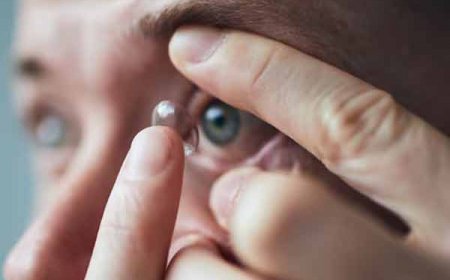 कॉन्टेक्ट लेंस लगाकर सोया शख्स, सुबह उठा तब तक Parasites खा चुकी थी एक आंख