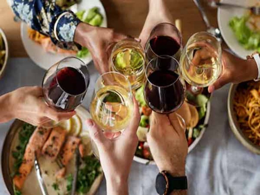 जानिए क्या कहते है एक्सपर्ट: खाली पेट ड्रिंक करना ज्यादा बेहतर या भोजन के बाद पीना?