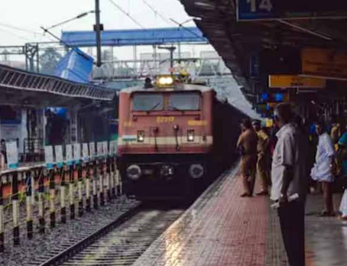 Highest Stoppage Train- सफर करने में आ जाएगा रोना: भूलकर भी इस ट्रेन में बुक मत करवा लेना टिकट, 111 स्टेशनों पर है स्टॉपेज