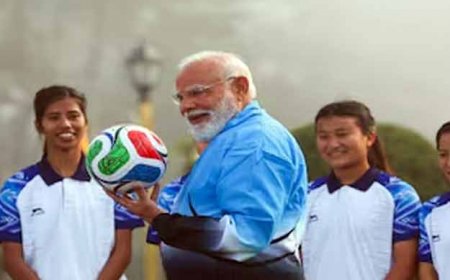 सिक्किम दौरे पर पीएम नरेंद्र मोदी, गंगटोक में खेला फुटबॉल