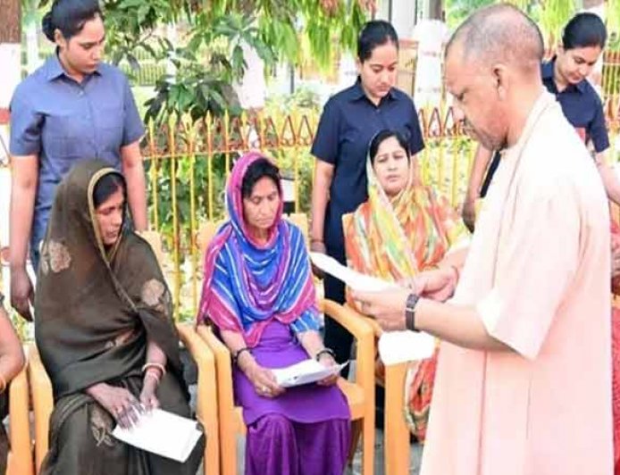 CM योगी बोले- जन समस्याओं का त्वरित समाधान कराएं अधिकारी, गोरखपुर जनता दर्शन में सुनी फरियाद 