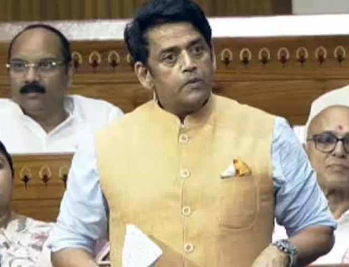 सांसद  रवि किशन का ये बयान वायरल- 'मैं अपनी पत्नी के पैर छूता हूं, विपक्षी नेताओं को भी...' 