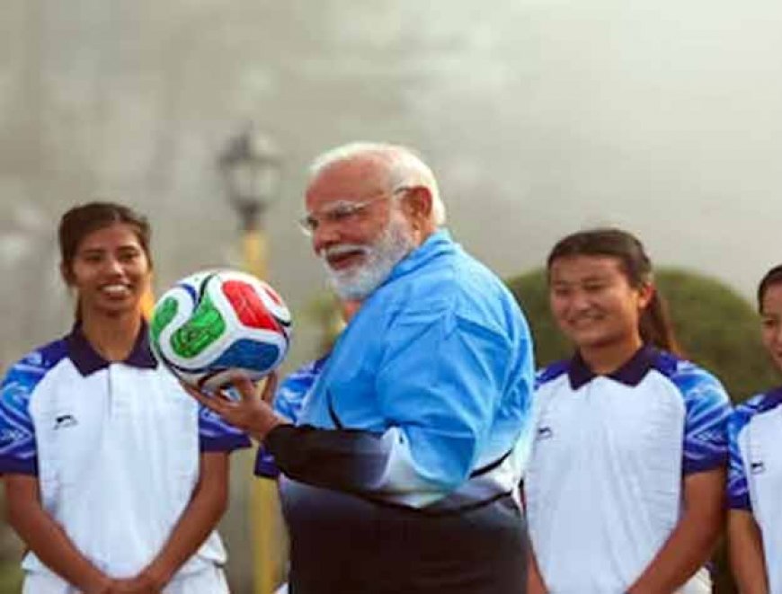 सिक्किम दौरे पर पीएम नरेंद्र मोदी, गंगटोक में खेला फुटबॉल