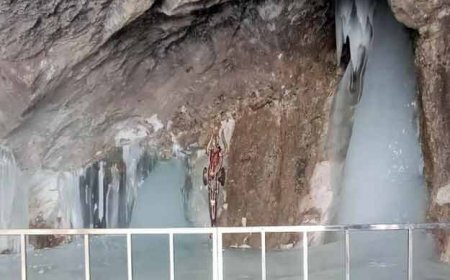 बाबा बर्फानी की पहली तस्वीर: श्रद्धालुओं के लिए तीन जुलाई से शुरू होगी यात्रासुरक्षा में तैनात जवानों ने किए दर्शन