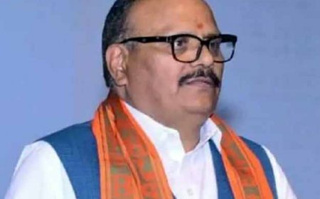  डिप्टी CM ब्रजेश पाठक के सरकारी चार्टर्ड प्लेन के इंजन से निकला धुआं, कार से लखनऊ हुए रवाना 