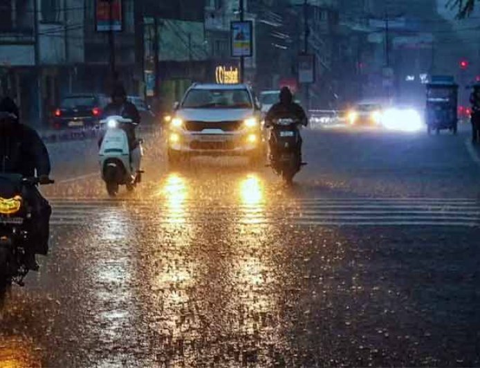 उत्तर प्रदेश में मौसम की अचानक करवट; लखनऊ समेत आज इन जिलों में जमकर बरसेंगे बादल, 60 KM की स्पीड से चलेगी हवा