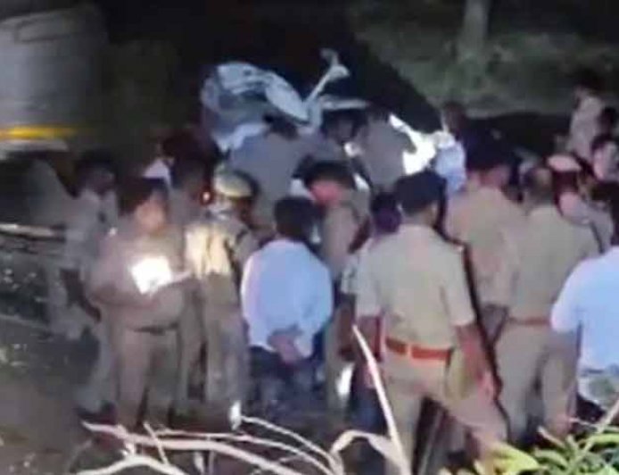 नेपाल से लौट रहा था परिवार; बहराइच में कार-कंबाइन की टक्कर में 4 लोगों की मौत, 2 घायल