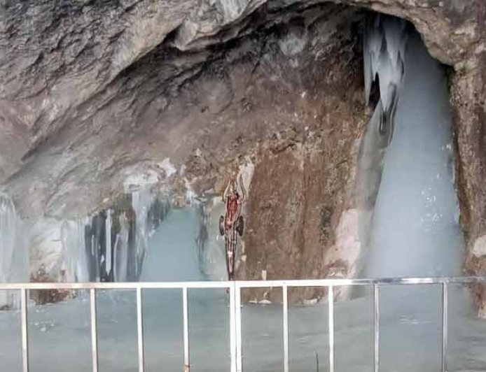 बाबा बर्फानी की पहली तस्वीर: श्रद्धालुओं के लिए तीन जुलाई से शुरू होगी यात्रासुरक्षा में तैनात जवानों ने किए दर्शन