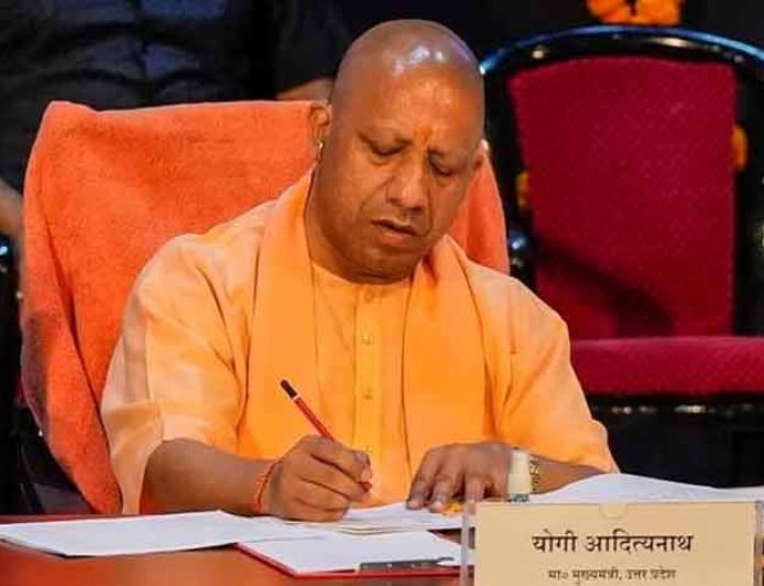 योगी सरकार का नौकरशाही में बड़ा उलटफेर, तीन जिलों के सीडीओ समेत 20 आईएएस अधिकारियों के तबादले