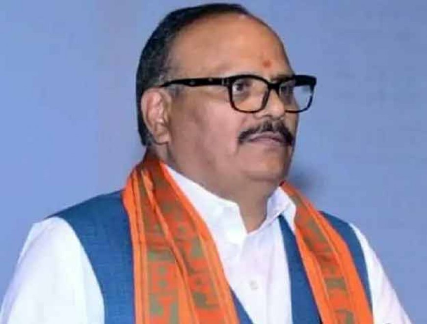  डिप्टी CM ब्रजेश पाठक के सरकारी चार्टर्ड प्लेन के इंजन से निकला धुआं, कार से लखनऊ हुए रवाना 