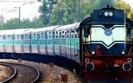 बाराबंकी में रेलवे ट्रैक पर लेट गया युवक, ऊपर से निकल गई सुपरफास्ट ट्रेन, RPF ने किया गिरफ्तार 