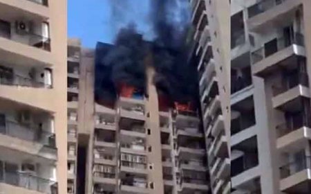 AC blast in Noida: अरण्या सोसायटी में AC ब्लास्ट से लगी आग, आसमान में छाया भयंकर धुएं का गुबार