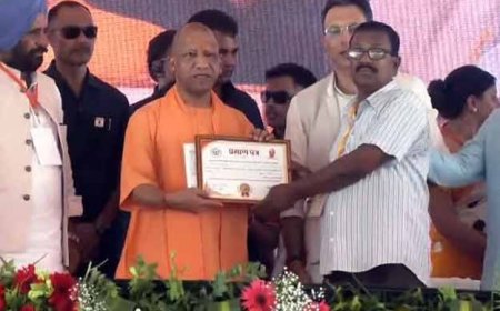 पीलीभीत में सीएम योगी ने विस्थापित परिवारों को दी बड़ी सौगात, सौंपे भूमि अधिकार प्रमाण पत्र