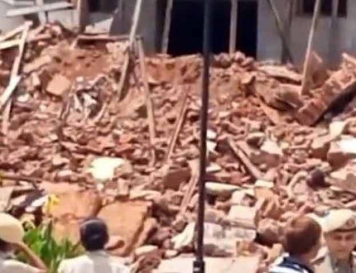 दुखद हादसा - दिल्ली में बड़ा हादसा, जोरदार धमाके के बाद गिरी बिल्डिंग, तीन लोग मलबे से निकाले