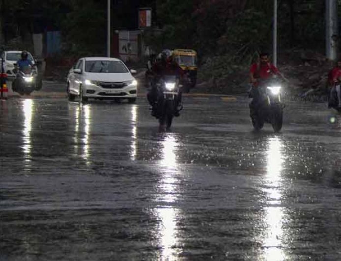 यूपी: छह सितंबर तक बारिश-बाढ़ की चेतावनी, जिलों को भेजा गया अलर्ट; लखनऊ में नदी बनीं सड़कें