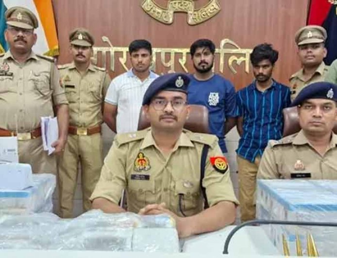 गोरखपुर में साइबर ठगी का बड़ा खुलासा, फर्जी क्यूआर बाक्स बनाकर म्यूल खातों को मर्चेंट खातों में बदलता था गिरोह