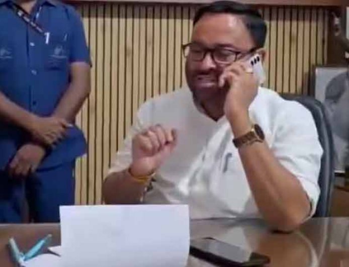 'मुझे लठ लेकर ना बैठना पड़े...', बिजली विभाग के इंजीनियर से भिड़े यूपी सरकार के मंत्री अनिल कुमार