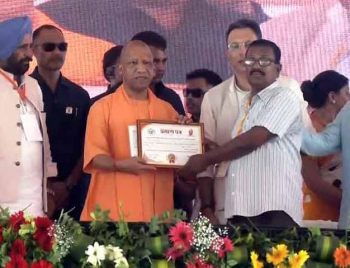 पीलीभीत में सीएम योगी ने विस्थापित परिवारों को दी बड़ी सौगात, सौंपे भूमि अधिकार प्रमाण पत्र