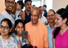 गाजियाबाद: रात में बहन से मिलने पहुंचे सीएम योगी आदित्‍यनाथ, बच्‍चों संग खिंचाई फोटो