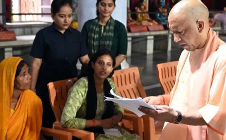 'घबराइए मत, सबकी होगी भरपूर मदद', जनता दर्शन में आए लोगों से बोले CM Yogi