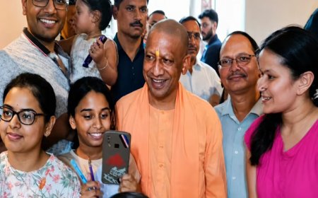 गाजियाबाद: रात में बहन से मिलने पहुंचे सीएम योगी आदित्‍यनाथ, बच्‍चों संग खिंचाई फोटो
