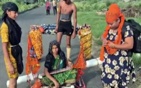 बहू बनी आधुनिक श्रवणकुमार! चार बेटे रहे पीछे, सास को कांवड़ में बैठाकर हरिद्वार से हापुड़ तक पैदल यात्रा