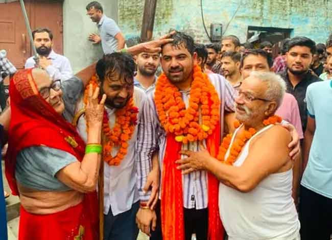 फूल-मालाएं, खुली जीप और बजे ढोल-नगाड़े, सांसद पप्पू यादव पर जूता फेंकने के आरोपितों का स्वागत