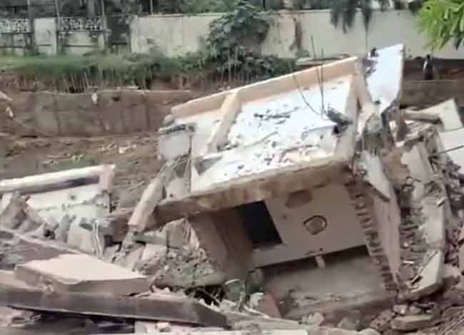 प्रयागराज में स्वामीनारायण मंदिर का बड़ा हिस्सा ढहा, बाल-बाल बचे लोग