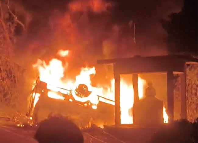 आजमगढ़ में भीषण हादसा: बिजली के पोल से टकराते ही डीजल टैंकर में विस्फोट, तीन लोगों की जिंदा जलकर मौत
