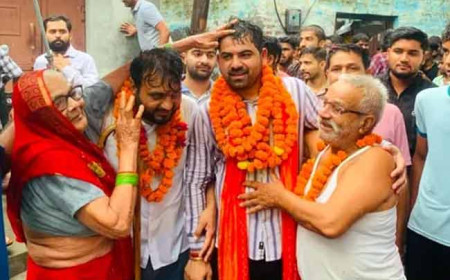 फूल-मालाएं, खुली जीप और बजे ढोल-नगाड़े, सांसद पप्पू यादव पर जूता फेंकने के आरोपितों का स्वागत