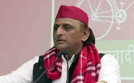 चुनाव के ठीक पहले बदली यूपी की राजनीति, अखिलेश के PDA में अब आया पंडित भी