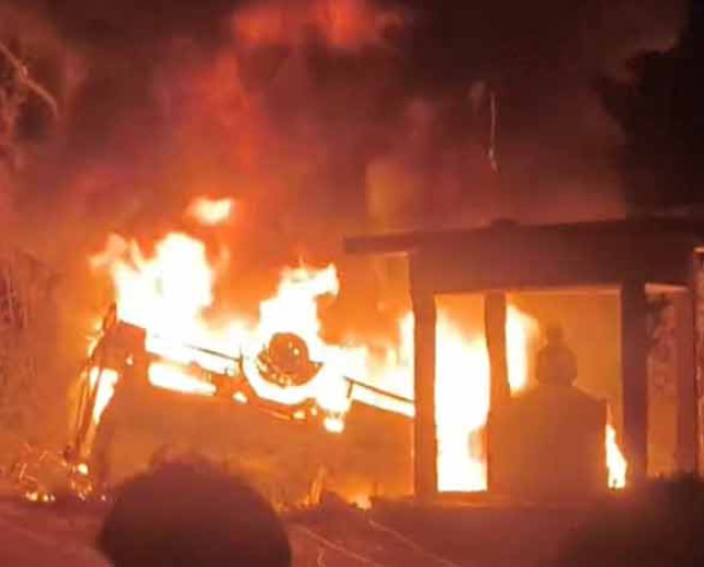 आजमगढ़ में भीषण हादसा: बिजली के पोल से टकराते ही डीजल टैंकर में विस्फोट, तीन लोगों की जिंदा जलकर मौत