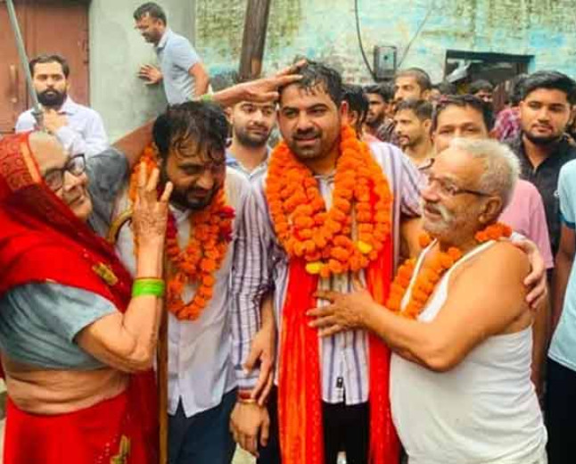 फूल-मालाएं, खुली जीप और बजे ढोल-नगाड़े, सांसद पप्पू यादव पर जूता फेंकने के आरोपितों का स्वागत