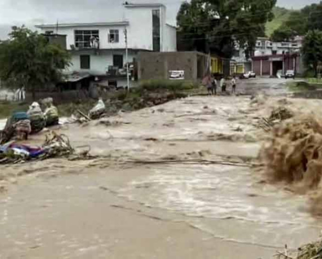 उत्तराखंड में 'फ्लैश फ्लड' की चेतावनी, 12 जिलों में बाढ़ का खतरा; शासन ने जारी किया अलर्ट