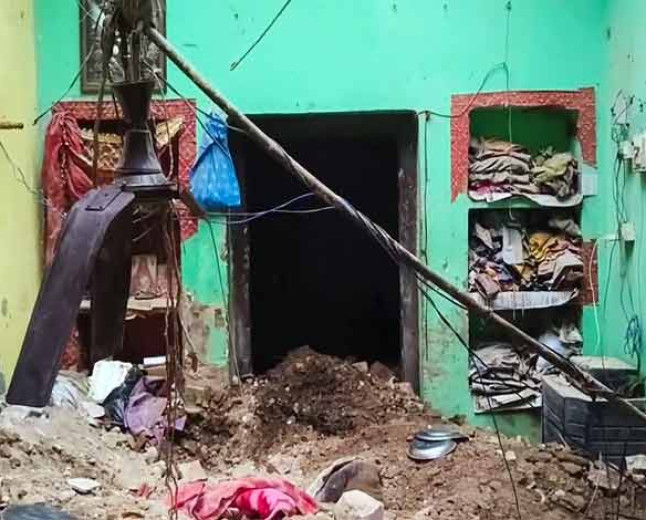 प्रतापगढ़ में दुखद हादसा: बारिश के दौरान ढहा 100 साल पुराना घर, एक ही परिवार के छह सदस्यों की मौत