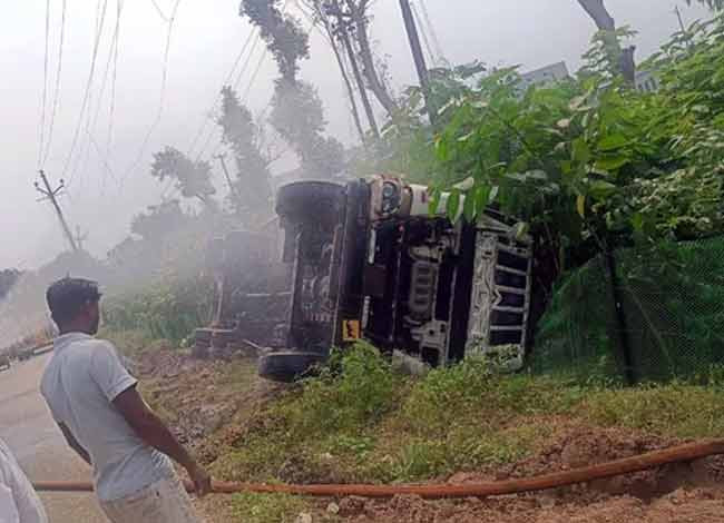 बरेली में ऑटो को बचाने के चक्कर में पेट्रोल टैंकर पलटा, रिसाव होने से मची अफरातफरी