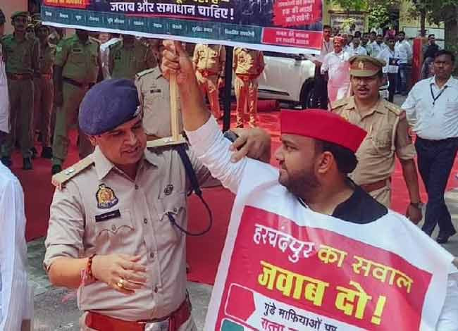 रायबरेली में राहुल गांधी की दिशा बैठक, सरकार के खिलाफ नारेबाजी: सपा विधायकों ने लहराए पोस्टर