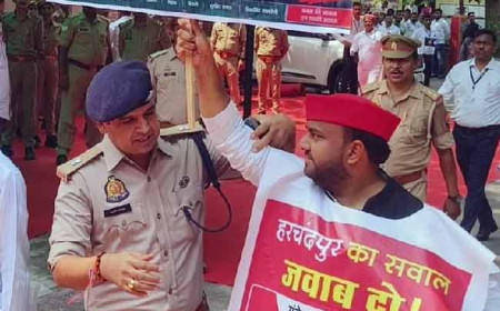 रायबरेली में राहुल गांधी की दिशा बैठक, सरकार के खिलाफ नारेबाजी: सपा विधायकों ने लहराए पोस्टर