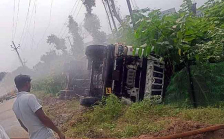 बरेली में ऑटो को बचाने के चक्कर में पेट्रोल टैंकर पलटा, रिसाव होने से मची अफरातफरी