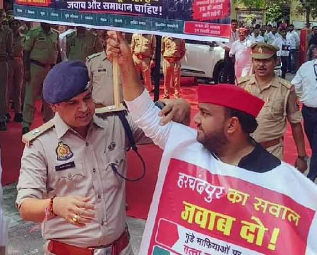 रायबरेली में राहुल गांधी की दिशा बैठक, सरकार के खिलाफ नारेबाजी: सपा विधायकों ने लहराए पोस्टर